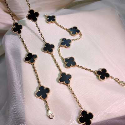 Vintage Custom Jewelry Bezel Setting Vintage Alhambra bracelet, 5 motifs 18K yellow gold