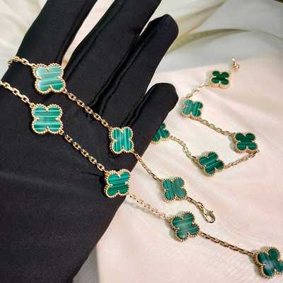 Vintage Custom Jewelry Bezel Setting Vintage Alhambra bracelet, 5 motifs 18K yellow gold