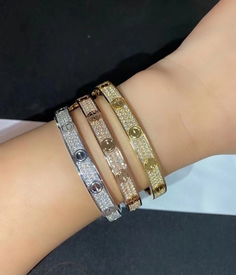 Yuvarlak Brilliant Cut Elmas Moissanite Saat VVS Gem Stone Dondurulmuş El Yapısı