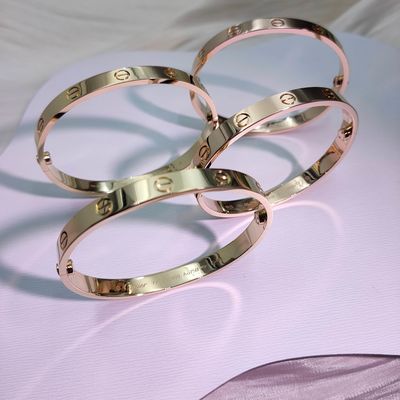 18K Altın Klasik Model AŞK Bileklik Orta Boy 6.1mm Genişlik Orijinal Kilit Sistemi İki Vida ve Tornavida ile