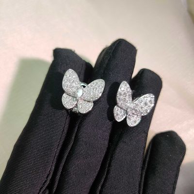 Modern Tarz 18K Beyaz Altın Kişiye Özel İki Kelebek Küpe, Elmas Taş ve Çiçek Detaylı