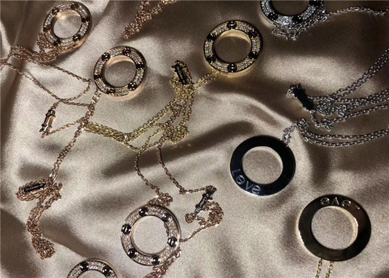 0.34ct B7058000 Elmas Döşeli 18k Beyaz Altın Kolye Marka takı kopyası